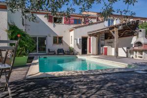 Bazén v ubytovaní Maison tout confort avec piscine alebo v jeho blízkosti