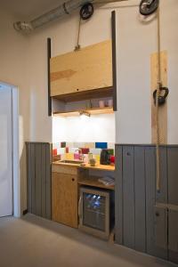 uma cozinha com um balcão e um forno num quarto em Schillinger-Berlin - dance, sleep, repeat! em Berlim