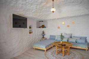 sala de estar con sofá y mesa en Complejo Cuevas Otto en Baza