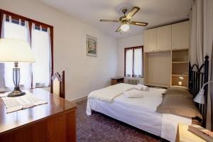 1 dormitorio con 1 cama y ventilador de techo en Ca Guardiani, en Venecia