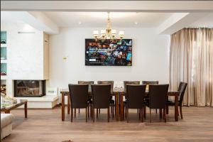 TV a/nebo společenská místnost v ubytování Chalet Belmont