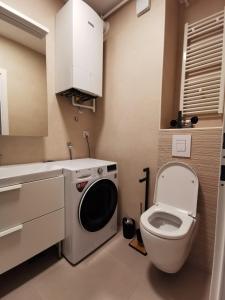 札格雷布的住宿－Apartman ARIA，一间带洗衣机和卫生间的浴室