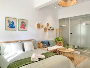 una camera da letto con un letto e un soggiorno di 闆娘公寓 a Kaohsiung