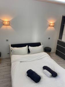 ein weißes Bett mit zwei Kissen darüber in der Unterkunft Residence D'Azur Apartments near Palais des Festivals in Cannes