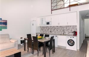 - une cuisine et une salle à manger avec une table et des chaises dans l'établissement 2 Bedroom Lovely Home In Isla Cristina, à Isla Cristina