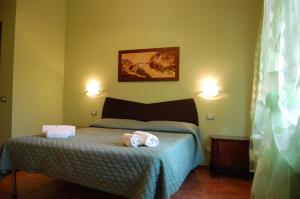 ein Schlafzimmer mit einem Bett mit Handtüchern darauf in der Unterkunft Mariani Bed&Breakfast in Castellina in Chianti