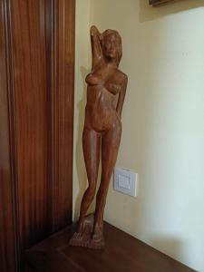 Eine hölzerne Statue einer Frau auf einem Regal. in der Unterkunft Apartamento la Concha in Chiclana de la Frontera