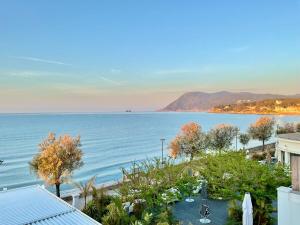 - une vue sur l'océan depuis un bâtiment dans l'établissement Le Panorama, à La Seyne-sur-Mer