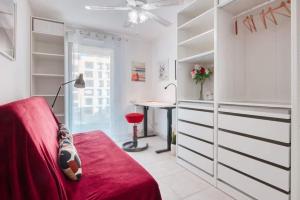 sypialnia z czerwonym łóżkiem i biurkiem w obiekcie Le Fonction, meublé 4 étoiles, avec parking boxé w Aix-en-Provence +1 zdjęcie