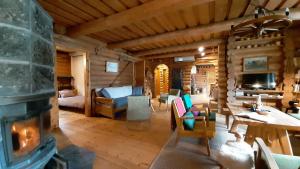 Posezení v ubytování Raistiko Talu- Farmhouse, off-grid cabin and more