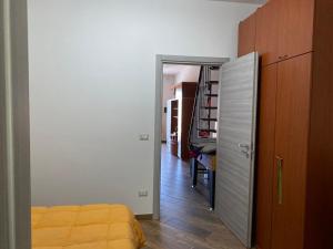 um quarto com uma cama e um corredor com um closet em Alloggio con piscina a Sorso 3 kilometri dal mare em Sorso