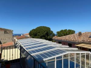 um telhado de vidro no topo de um edifício em Alloggio con piscina a Sorso 3 kilometri dal mare em Sorso