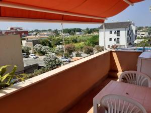 einen Balkon mit einem Tisch und Stühlen sowie Stadtblick in der Unterkunft Appartamentino Sogno di Circe in San Felice Circeo