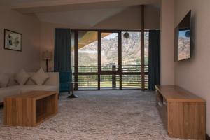 Телевизор и/или развлекательный центр в ARCHAZOR Mountain Resort