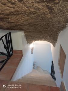 - une vue depuis le haut des escaliers dans une maison dans l'établissement CASA ENROCADA, à Setenil de las Bodegas