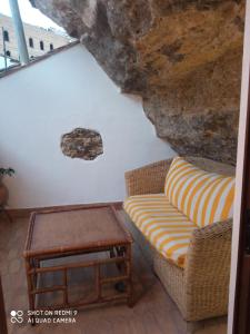 un soggiorno con divano e tavolo di CASA ENROCADA a Setenil