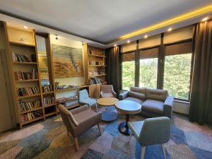 salon z kanapą, krzesłami i stołem w obiekcie SeaPark Hotel Wellness & Spa w Kołobrzegu