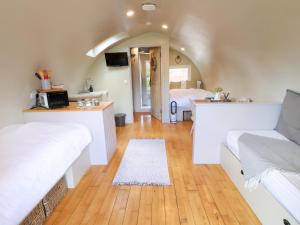 Zimmer mit einem Bett, einer Küche und einem Wohnzimmer in der Unterkunft Willow in Uttoxeter