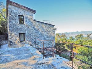 ein Steingebäude mit einer Treppe, die hinauf führt in der Unterkunft Casa Ginestra in Lerici