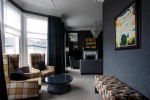 TV a/nebo společenská místnost v ubytování The Chester Hotel