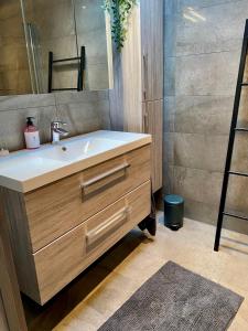 ein Bad mit einem Waschbecken und einem Spiegel in der Unterkunft Flott leilighet i Vestlia - ski in/ski out in Geilo