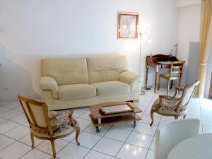 sala de estar con sofá, sillas y mesa en 2P 4* 58m2 face au Lac, en Aix-les-Bains