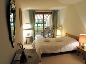 1 dormitorio con 1 cama grande y balcón en 2P 4* 58m2 face au Lac, en Aix-les-Bains