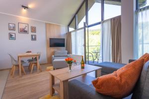 Televízia a/alebo spoločenská miestnosť v ubytovaní RentPlanet - Apartamenty Górna Resorts