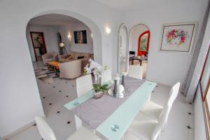 Posedenie v ubytovaní Blanca - vacation villa with panoramic sea views and private pool in Benissa
