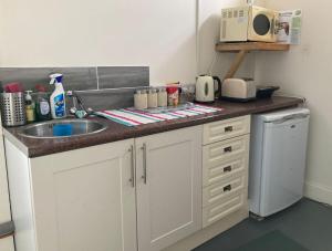 Photo de la galerie de l'établissement Twinkle Bell 4, Luxury Bell Tent with Firepit, à Bartley