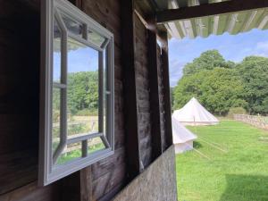 Photo de la galerie de l'établissement Twinkle Bell 4, Luxury Bell Tent with Firepit, à Bartley