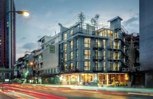 a building on a city street at night at Goose Living Bangkok BTS Phra Khanong in Bangkok