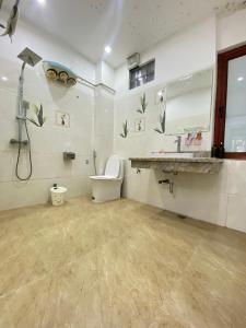 La salle de bains est pourvue de toilettes et d'un lavabo. dans l'établissement Mint Homestay - Thanh Hóa, à Thanh Hóa