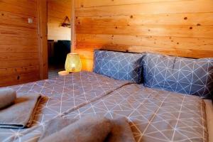 Giường trong phòng chung tại Cottage in G ski near Baltic Beach & Lighthouse +12 ảnh