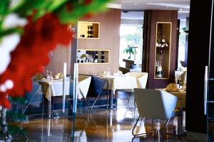 una sala da pranzo con tavoli e sedie in un ristorante di The Penthouse Suites Hotel a Tunisi