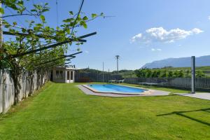un patio con piscina y valla en Valtlhof - Apt 1, en Cornaiano