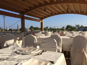 Hotel Casale Milocca餐厅或其他用餐的地方