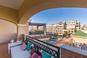 - un balcon avec vue sur un bâtiment dans l'établissement Apartamento Calma Beach Home, à Torremolinos