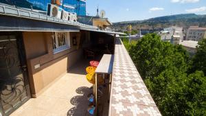 - un balcon avec un banc au-dessus d'un bâtiment dans l'établissement 4 Bedroom Apartment on Liberty Square, à Tbilissi