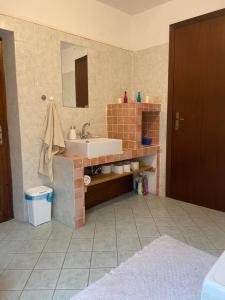 a bathroom with a sink and a mirror at Il Vicolo in Buti