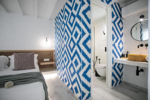 - une chambre dotée d'un mur à motifs bleus et blancs dans l'établissement Hermes Luxury Suites, à Naxos Chora