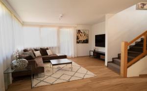 sala de estar con sofá y mesa en Haus4Zimmer - Luxus mit Blick über den Bodensee - mit Garage, en Bregenz