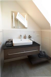 y baño con lavabo y espejo. en Haus4Zimmer - Luxus mit Blick über den Bodensee - mit Garage en Bregenz