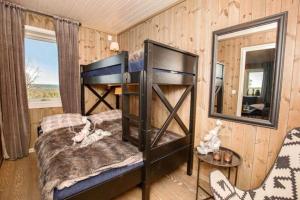 a bedroom with a bunk bed and a mirror at Ny, flott fritidsleilighet i Bualie på Golsfjellet in Gol