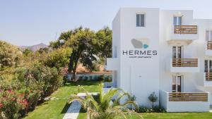 un bâtiment avec un panneau indiquant les herses dans l'établissement Hermes Luxury Suites, à Naxos Chora