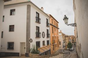 een straat met witte gebouwen en een straatlicht bij Rooms Vita in Granada +116 foto's