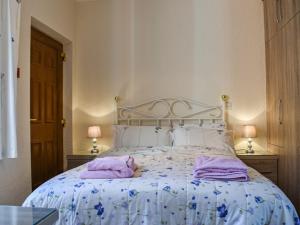 1 dormitorio con 1 cama con 2 toallas en Whitby Apartment, en Commondale
