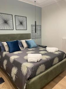 1 cama grande con sábanas azules y blancas en una habitación en Lalù B&B, en Altamura