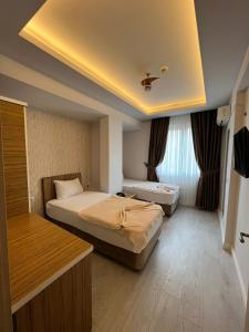 Un pat sau paturi într-o cameră la Grand Black Hotel