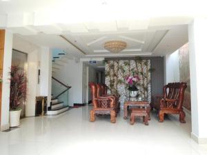 - un couloir avec deux chaises, une table et des escaliers dans l'établissement Yen Nam Hotel Nguyen Trong Tuyen, à Hô-Chi-Minh-Ville